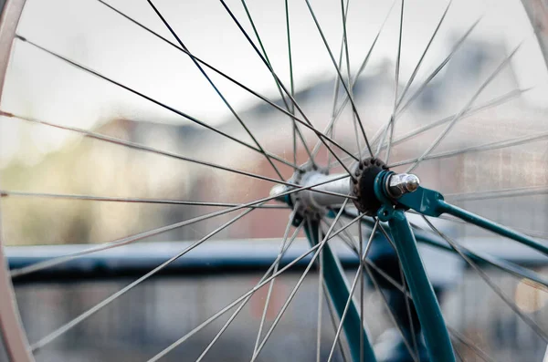 オランダのアムステルダムで自転車の車輪とスポークの閉鎖 — ストック写真
