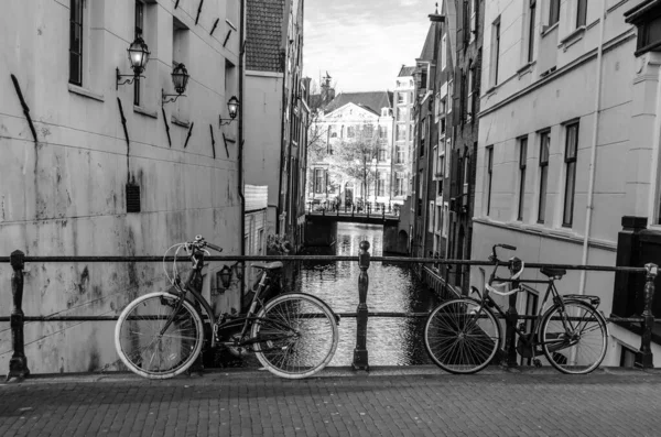 Typische Szene Amsterdam Fahrrad Auf Einer Brücke Über Den Kanal — Stockfoto