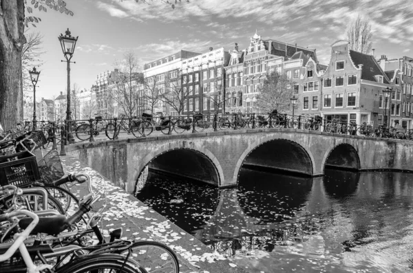 Paisaje Urbano Vista Puente Sobre Canal Amsterdam Países Bajos — Foto de Stock