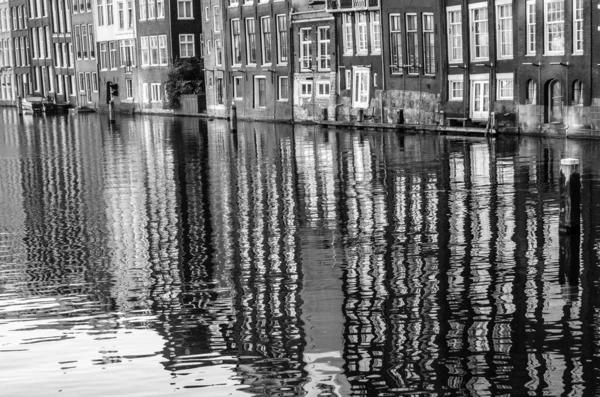 Huizen Langs Het Kanaal Hun Weerspiegeling Het Water Amsterdam Zwart — Stockfoto