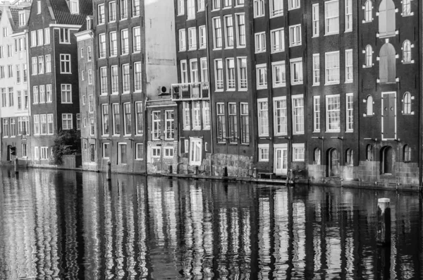 Häuser Kanal Und Ihre Spiegelung Wasser Amsterdam Niederlande Schwarz Weiß — Stockfoto