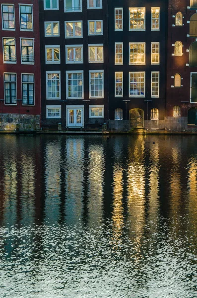 Barevné Domy Podél Kanálu Jejich Odraz Vodě Amsterdamu Nizozemsko — Stock fotografie