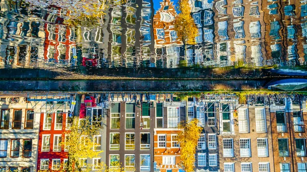 Kanal Boyunca Renkli Evler Amsterdam Hollanda Daki Sularda Yansımaları — Stok fotoğraf