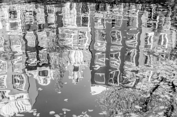 Reflectarea Clădirilor Lungul Canalului Din Amsterdam Olanda Imagine Alb Negru — Fotografie, imagine de stoc