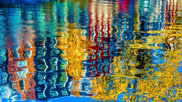Яркое Отражение Зданий Вдоль Канала Амстердаме Нидерланды Красочная Иллюстрация — стоковое фото