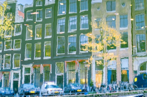 Reflexão Vibrante Dos Edifícios Coloridos Longo Canal Amsterdã Países Baixos — Fotografia de Stock