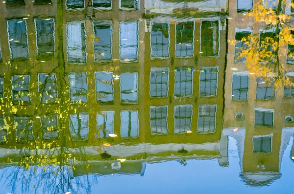 Lebendige Reflexion Der Farbenfrohen Gebäude Entlang Des Kanals Amsterdam Niederlande — Stockfoto