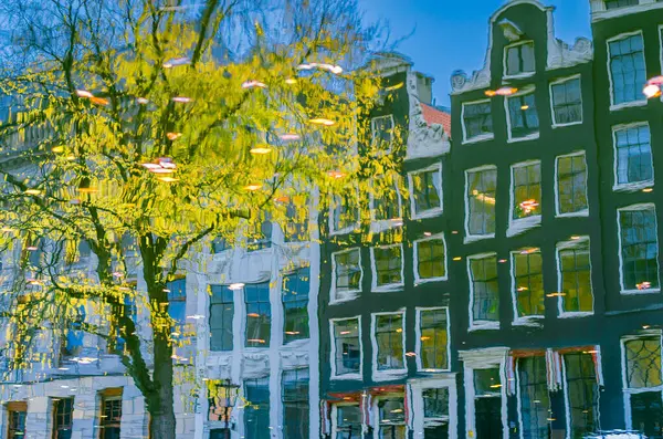 Reflexão Vibrante Dos Edifícios Coloridos Longo Canal Amsterdã Países Baixos — Fotografia de Stock