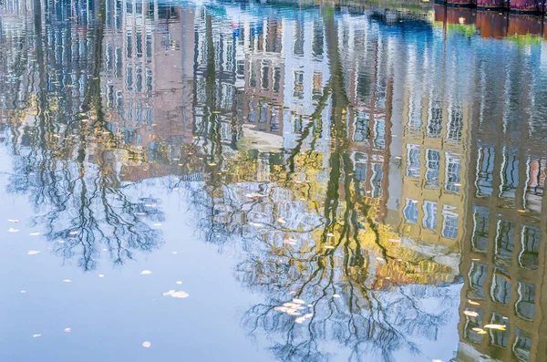 Pulzující Odraz Barevných Budov Podél Kanálu Amsterdamu Nizozemsko — Stock fotografie