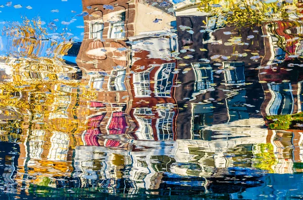 Vibrante Reflejo Los Coloridos Edificios Largo Del Canal Amsterdam Países — Foto de Stock