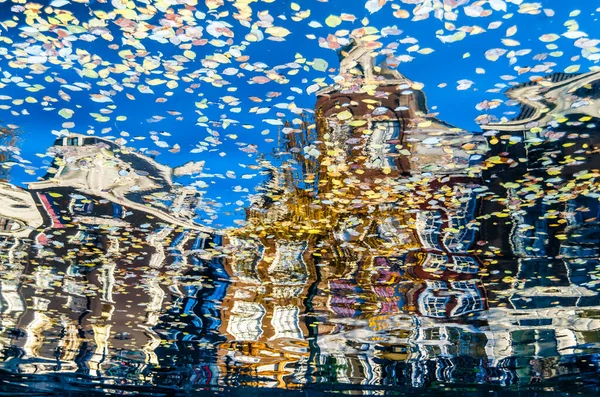 Lebendige Reflexion Der Farbenfrohen Gebäude Entlang Des Kanals Amsterdam Niederlande — Stockfoto