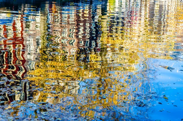 Vibrante Reflejo Los Coloridos Edificios Largo Del Canal Amsterdam Países — Foto de Stock