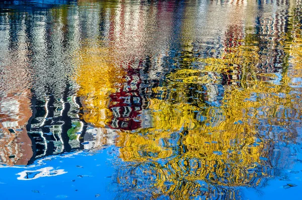 Vibrante Reflejo Los Coloridos Edificios Largo Del Canal Amsterdam Países — Foto de Stock