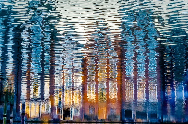 Levendige Reflectie Van Kleurrijke Gebouwen Langs Het Kanaal Amsterdam Nederland — Stockfoto
