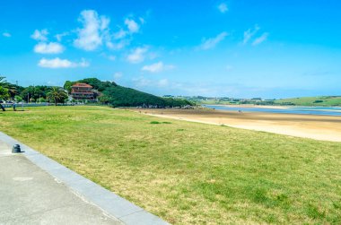 MOGRO, İspanya - 5 Temmuz 2021: Kuzey İspanya 'daki Mogro, Cantabria köyündeki Uil plajı manzarası