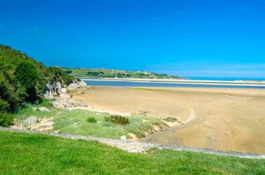 Kuzey İspanya, Cantabria 'daki Mogro köyündeki Uil plajı manzarası