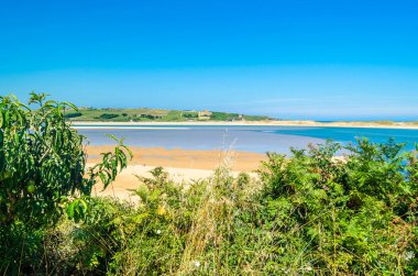 Kuzey İspanya, Cantabria 'daki Mogro köyündeki Uil plajı manzarası