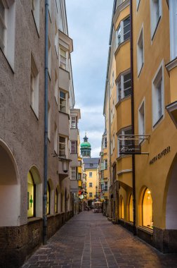 INNSBRUCK, AUSTRIA - 2 Eylül 2013: Innsbruck, Avusturya 'da sokakları ve tipik Tyrolean mimarisini görmek