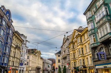 INNSBRUCK, AUSTRIA - 2 Eylül 2013: Innsbruck, Avusturya 'da sokakları ve tipik Tyrolean mimarisini görmek