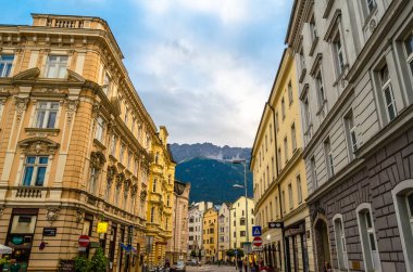 INNSBRUCK, AUSTRIA - 2 Eylül 2013: Innsbruck, Avusturya 'da sokakları ve tipik Tyrolean mimarisini görmek