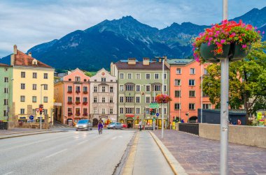 INNSBRUCK, AUSTRIA - 2 Eylül 2013: Innsbruck, Avusturya 'da sokakları ve tipik Tyrolean mimarisini görmek