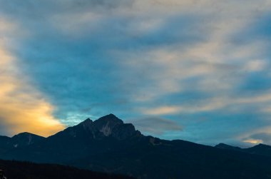 Alplerde renkli günbatımı, dağ manzarası