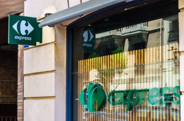 MADRID, İspanya - 23 Temmuz 2021: Madrid, İspanya 'da bir Carrefour Express süpermarketinin cephesi. Carrefour Express, Carrefour Grubu 'nun şehir merkezlerindeki en küçük süpermarketleridir.