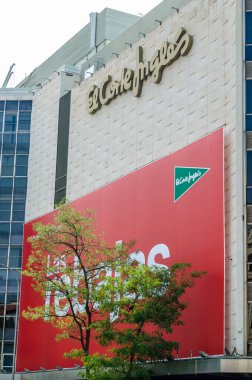 MADRID, İspanya - 23 Temmuz 2021: Madrid, İspanya 'daki El Corte Ingles mağazasının cephesi. El Corte Ingles, Avrupa 'nın en büyük mağaza zinciri..