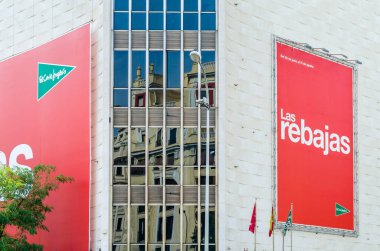 MADRID, İspanya - 23 Temmuz 2021: Madrid, İspanya 'daki El Corte Ingles mağazasının cephesi. El Corte Ingles, Avrupa 'nın en büyük mağaza zinciri..