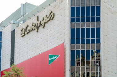 MADRID, İspanya - 23 Temmuz 2021: Madrid, İspanya 'daki El Corte Ingles mağazasının cephesi. El Corte Ingles, Avrupa 'nın en büyük mağaza zinciri..