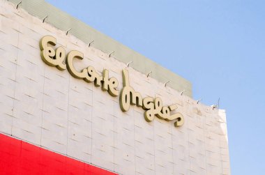MADRID, İspanya - 23 Temmuz 2021: Madrid, İspanya 'daki El Corte Ingles mağazasının cephesi. El Corte Ingles, Avrupa 'nın en büyük mağaza zinciri..