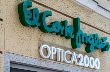 MADRID, İspanya - 23 Temmuz 2021: Madrid, İspanya 'daki El Corte Ingles mağazasının cephesi. El Corte Ingles, Avrupa 'nın en büyük mağaza zinciri..