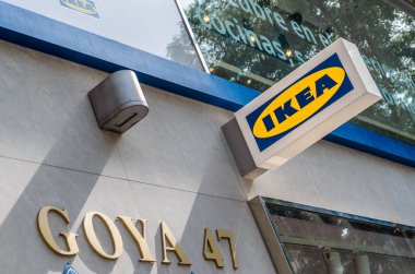 MADRID, İspanya - 23 Temmuz 2021: Goya Caddesi, Madrid 'deki IKEA mağazasının cephesi. 1943 yılında İsveç 'te kurulan IKEA, dünyanın en büyük mobilya perakendecisi.