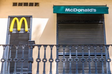 MADRID, İspanya - 23 Temmuz 2021 Madrid, İspanya 'da bir McDonald' s restoranının cephesi. McDonald 's dünyanın en büyük restoran zincirlerinden biri olan ünlü bir Amerikan fast food şirketidir.