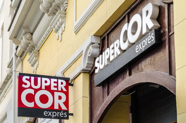 マドリード スペイン 2021年7月23日 スペインのマドリードにあるスーパーマーケット スーパーコール エクスプレス のファサード スーパーコーはエル コルテ イングループに属するスーパーマーケットチェーンです — ストック写真