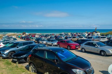 LIENCRES, SPAIN - 10 Temmuz 2021: Yazın tam plaj otoparkı, İspanya 'nın kuzeyinde Cantabria' daki Liencres Dunes Doğal Parkı 'nda Valdearenas plajı