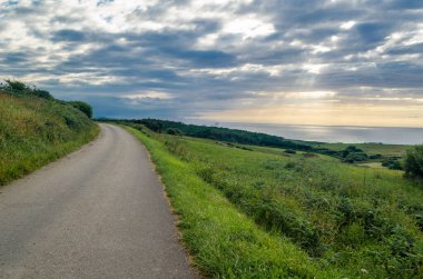 Gün batımında Cantabria 'nın yeşil sahili.