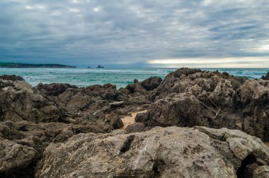 İspanya, Cantabria 'da gün batımında Valdearenas plajı manzarası