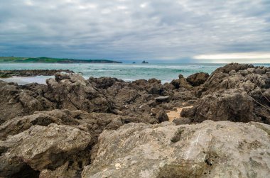 İspanya, Cantabria 'da gün batımında Valdearenas plajı manzarası