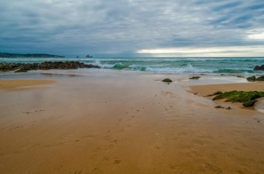İspanya, Cantabria 'da gün batımında Valdearenas plajı manzarası