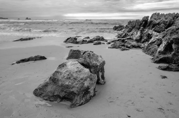 Vista Praia Valdearenas Cantábria Espanha Pôr Sol Imagem Preto Branco — Fotografia de Stock