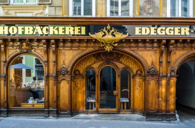 GRAZ, AUSTRIA - 31 AĞUSTRU 2013: 1569 yılında Avusturya 'nın Graz kentindeki halen işlemekte olan en eski pastane olan Hofbckerei Edegger Vergisi