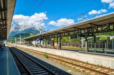 BISCHOFSHOFEN, AUSTRIA - 30 Ağustos 2013: Avusturya 'da önemli bir trafik kavşağı olan Bischofshofen' deki tren istasyonu