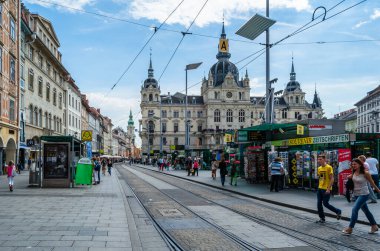 GRAZ, AUSTRIA - 31 Ağustos 2013: Avusturya 'nın Graz kentindeki kentsel manzara, sokak manzarası ve tipik mimari