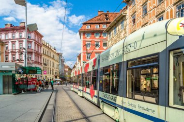GRAZ, AUSTRIA - 31 Ağustos 2013: Avusturya 'nın Graz kentindeki kentsel manzara, sokak manzarası ve tipik mimari