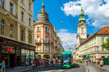 GRAZ, AUSTRIA - 31 Ağustos 2013: Avusturya 'nın Graz kentindeki kentsel manzara, sokak manzarası ve tipik mimari