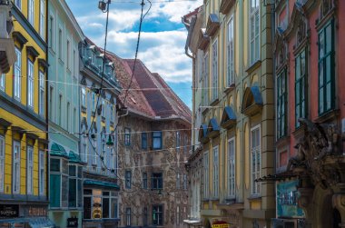 GRAZ, AUSTRIA - 31 Ağustos 2013: Avusturya 'nın Graz kentindeki kentsel manzara, sokak manzarası ve tipik mimari