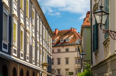 GRAZ, AUSTRIA - 31 Ağustos 2013: Avusturya 'nın Graz kentindeki kentsel manzara, sokak manzarası ve tipik mimari
