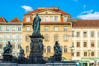 GRAZ, AUSTRIA - 31 Ağustos 2013: Avusturya 'nın Graz kentindeki kentsel manzara, sokak manzarası ve tipik mimari