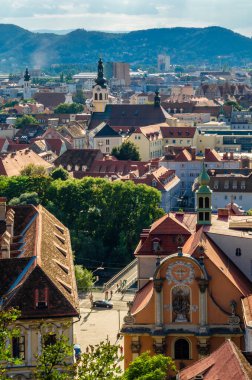 GRAZ, AUSTRIA - 31 Ağustos 2013: Şehir manzarası, Avusturya 'nın Graz kentsel manzarası Schlossberg' den (İngilizce: Castle Hill)